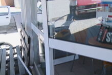 Arrombam porta de café e roubam máquina de tabaco