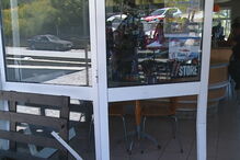 Arrombam porta de café e roubam máquina de tabaco