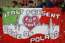 Um adepto italiano a demonstrar o seu apoio... à Polónia