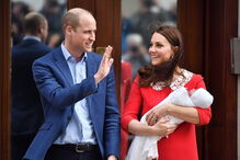 William e Kate com o príncipe Louis