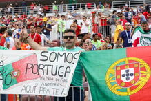 Adeptos portugueses em festa no estádio Luzhniki