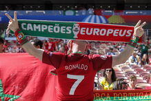 Adeptos portugueses em festa no estádio Luzhniki