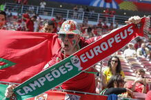 Adeptos portugueses em festa no estádio Luzhniki