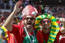 Adeptos portugueses em festa no estádio Luzhniki