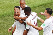 Ronaldo celebra o 1-0 marcado a Marrocos com os companheiros
