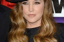 Elvis Presley, Lisa Marie Presley, Acusa, Empresário, Barry Siegel, Fortuna, Gasto, Cantora