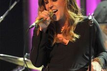 Elvis Presley, Lisa Marie Presley, Acusa, Empresário, Barry Siegel, Fortuna, Gasto, Cantora