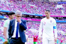 Ronaldo comunica com Fernando Santos no decorrer do jogo
