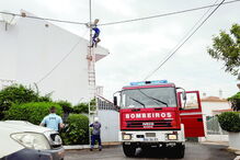 Bombeiros conseguiram evitar que as chamas propagassem a outras habitações 