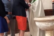 Padre dá bofetada a bebé para este se calar durante batizado