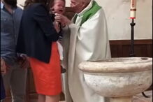 Padre dá bofetada a bebé para este se calar durante batizado