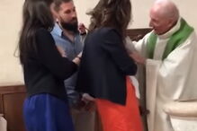 Padre dá bofetada a bebé para este se calar durante batizado