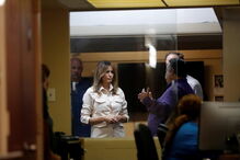 Melania Trump vista crianças imigrantes detidas