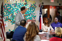 Melania Trump vista crianças imigrantes detidas