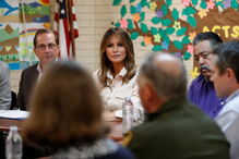 Melania Trump vista crianças imigrantes detidas
