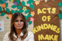 Melania Trump vista crianças imigrantes detidas