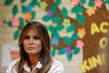 Melania Trump vista crianças imigrantes detidas
