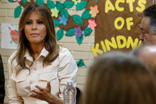 Melania Trump vista crianças imigrantes detidas