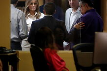 Melania Trump vista crianças imigrantes detidas