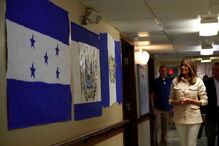 Melania Trump vista crianças imigrantes detidas