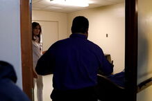 Melania Trump vista crianças imigrantes detidas