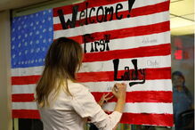 Melania Trump vista crianças imigrantes detidas