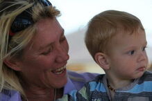 Mãe dá de mamar a filho de sete anos e é acusada de abuso infantil