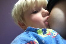 Mãe dá de mamar a filho de sete anos e é acusada de abuso infantil