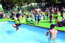 O calor convidou a um mergulho na piscina dentro da cidade do rock