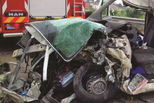 Veículo ficou destruído