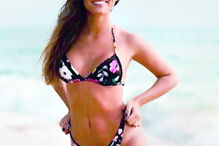 Carolina Loureiro sensual em biquíni 