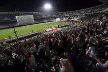 Milhares de iranianos viram o jogo com Portugal no estádio Azadi, em Teerão