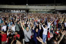 Milhares de iranianos viram o jogo com Portugal no estádio Azadi, em Teerão