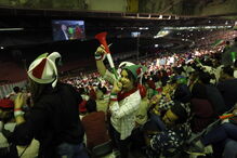 Milhares de iranianos viram o jogo com Portugal no estádio Azadi, em Teerão