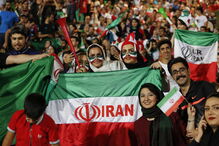 Milhares de iranianos viram o jogo com Portugal no estádio Azadi, em Teerão