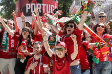 Adeptos torcem por Portugal durante Mundial	