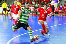 Cardinal (Sporting) tenta o remate à baliza perante Raúl Campos   