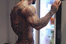 Soldado exibe vida luxuosa e tatuagens proibidas no Instagram