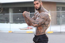 Soldado exibe vida luxuosa e tatuagens proibidas no Instagram