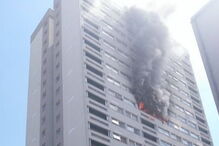 Fogo em torre de apartamentos de Londres