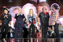 Marcelo com a banda e a viúva de Zé Pedro, no fim do concerto