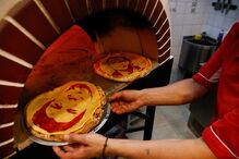 Chef cria pizas com caras de craques do futebol