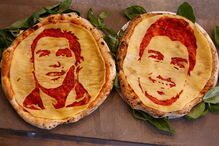 Chef cria pizas com caras de craques do futebol