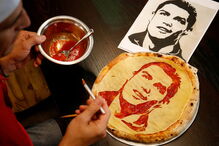 Chef cria pizas com caras de craques do futebol