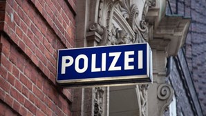 Esfaqueia dois homens em paragem de autocarro na Alemanha e é encontrado em casa com ferimentos 