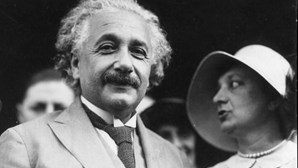 Manuscrito de Einstein sobre teoria da relatividade leiloado por 11,6 milhões de euros