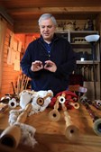 Jorge Lira constrói gaitas de foles e vende-as para vários países