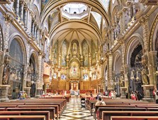 Interior da basílica de Montserrat onde está exposta, e pode ser venerada, a célebre virgem negra de Montserrat