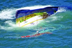Embarcação ‘Luzé’ ficou à deriva e afundou depois de embater nas rochas