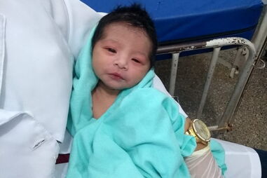 Bisavó enterra bebé recém-nascida viva no quintal